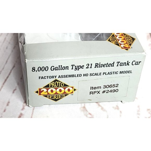 Life Like Trains Proto 2000 Series 8000 Gallon Riveted Tank Car Model Train - Picture 7 of 16